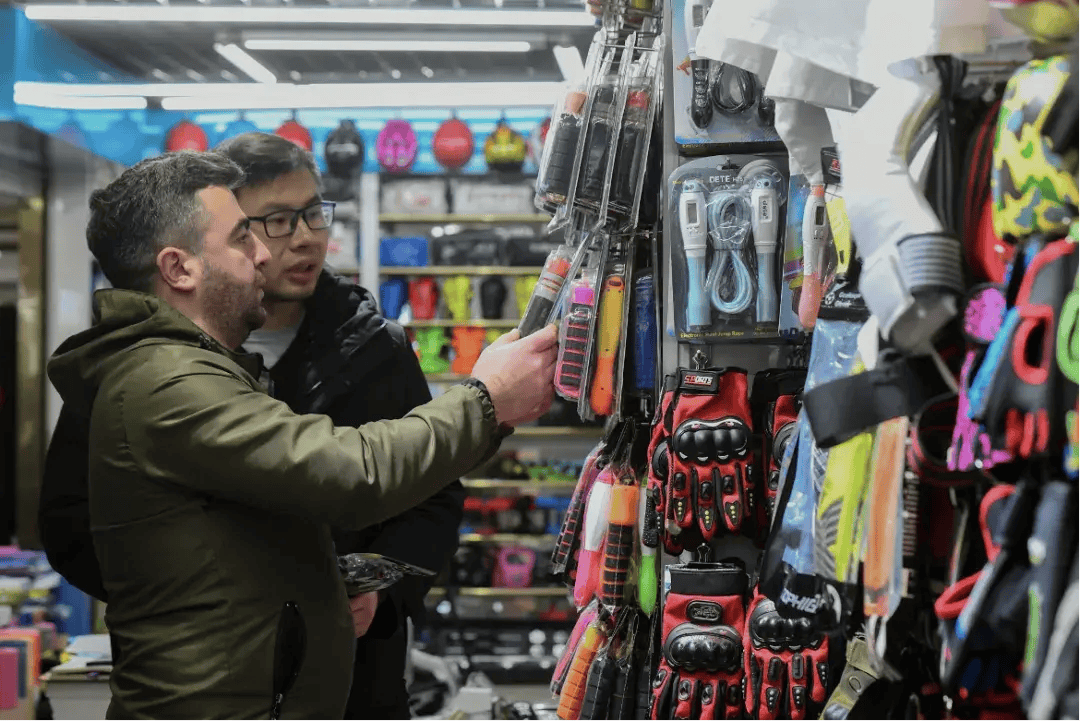 因为商贸城的需求集中且同类型厂家不多,他有针对性地为不同市场设计