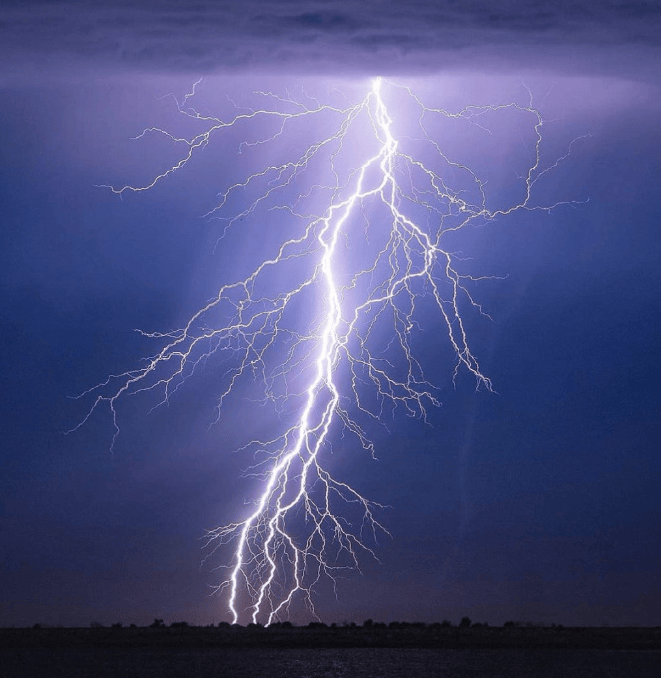 今天(5月10日)午后我区有雷阵雨,雷雨时伴有 8～10 级短时大风及局地