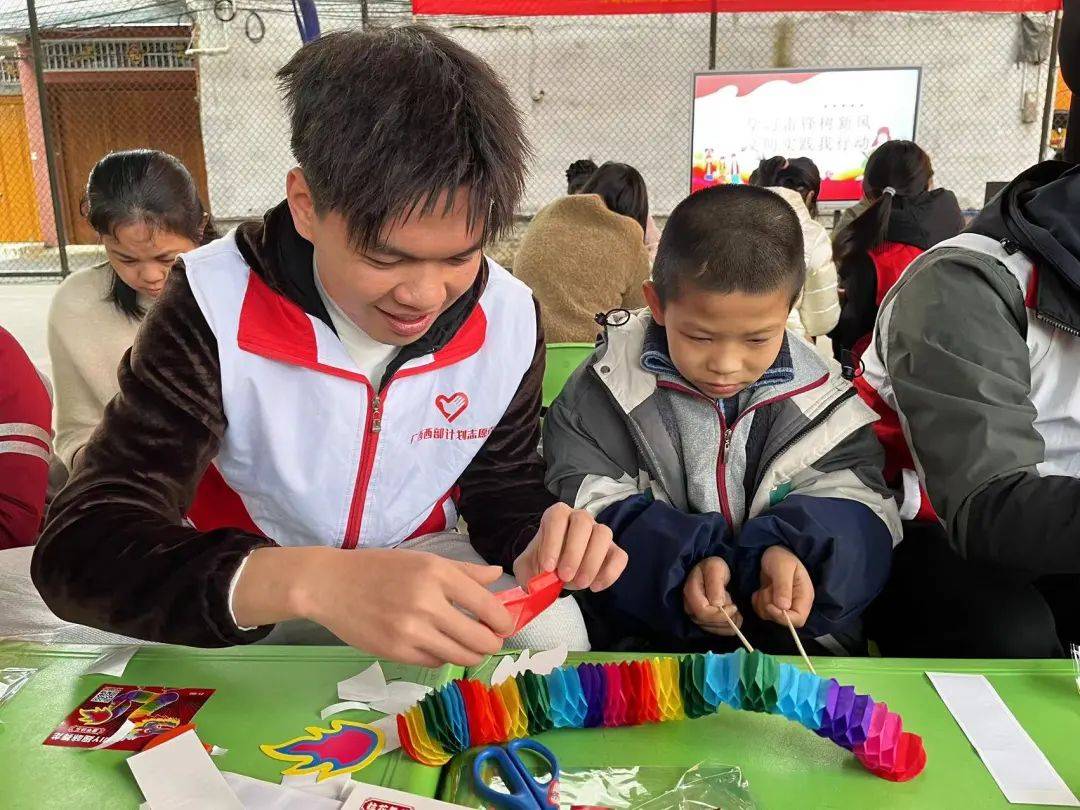 宾阳县西部计划志愿者前往特殊教育学校与孩子们制作炮龙手工(二)