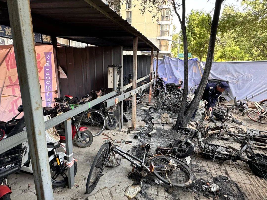 【安全提醒】现场浓烟滚滚!电动自行车起火,居民:幸亏没停在楼里