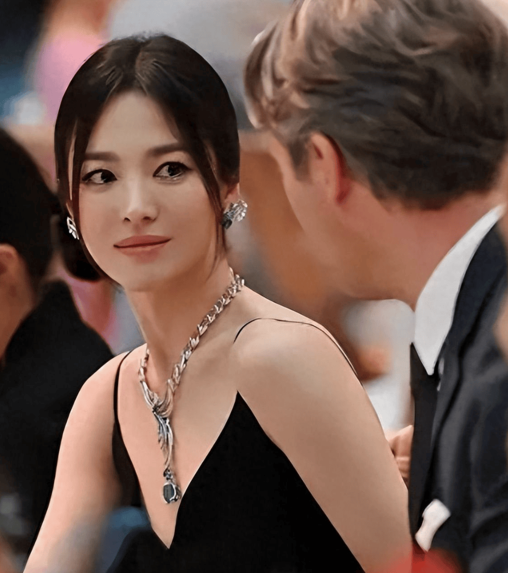 岁月魔咒,影后金敏喜也老了,穿黑衣慈祥如老奶奶_全智贤_网友_少女