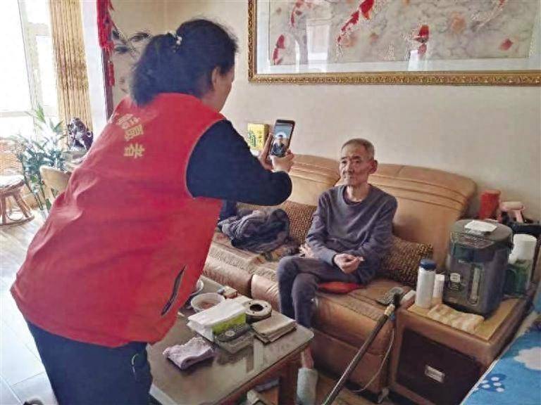 兰玻西社区志愿者 上门为独居、行动不便老人做人脸认证_养老_工作_生活