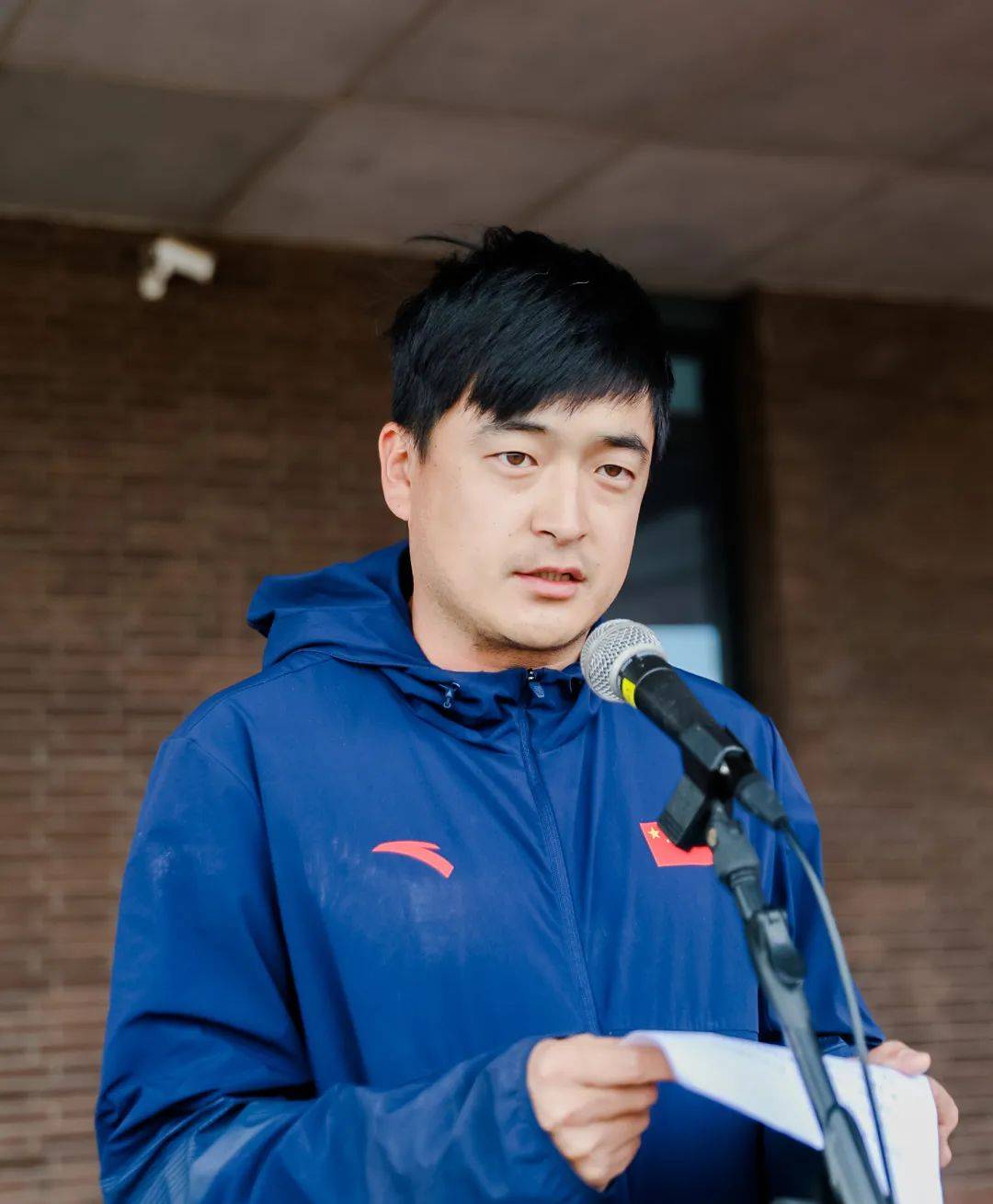 裁判员代表体育部教师杨玉明和运动员代表贺晨曦分别宣誓,表达了在