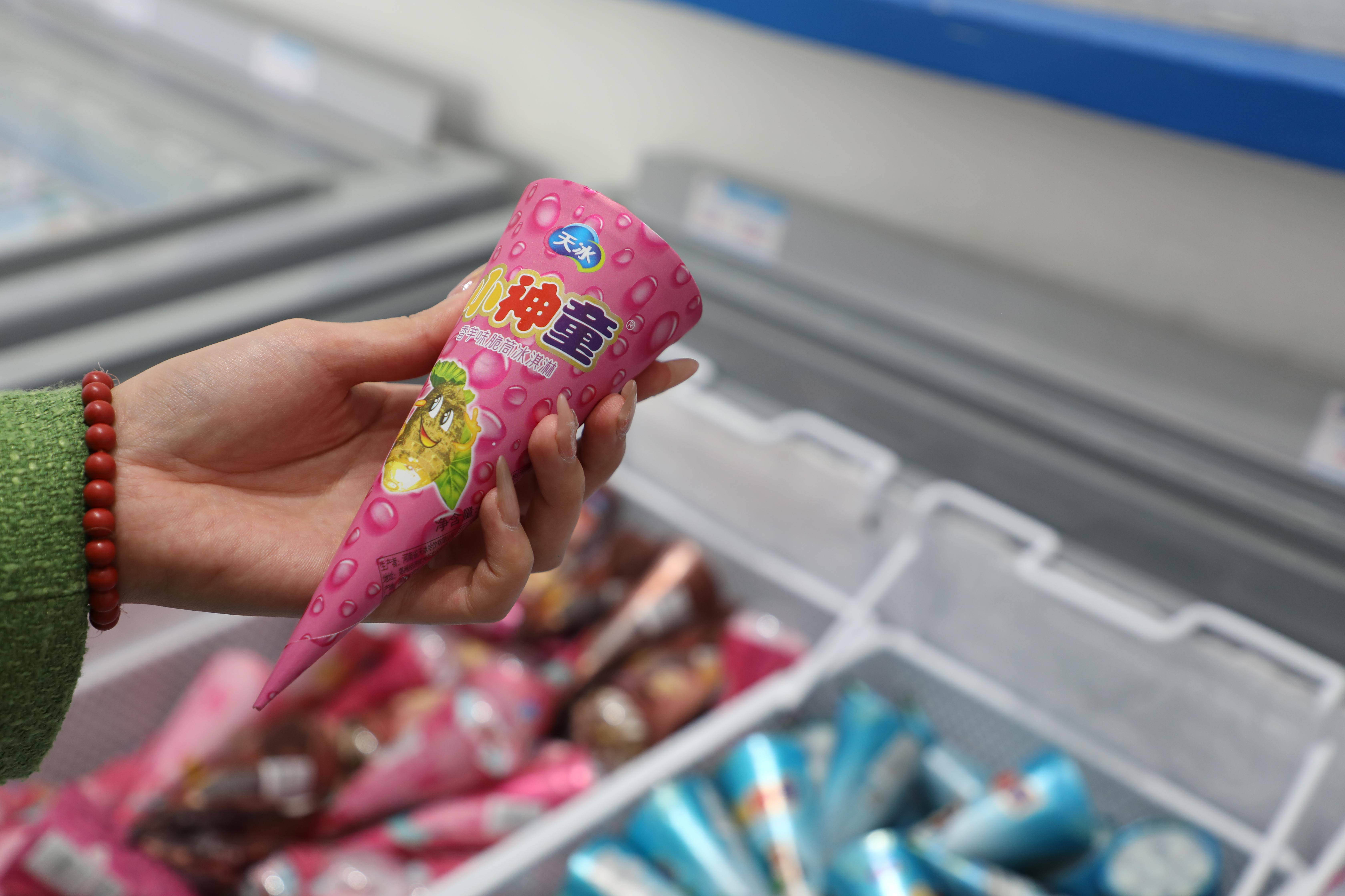 与便利店动辄十几元一个的网红雪糕相比,天冰似乎没有那么高的话题性