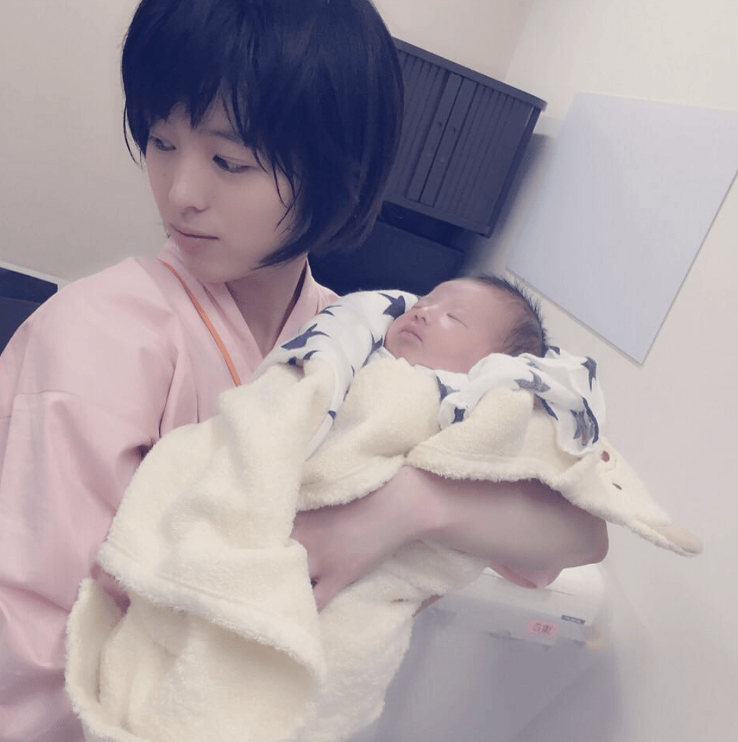 清野菜名在拍摄电视剧《只是在结婚申请书上盖了章》过程中查出了怀孕