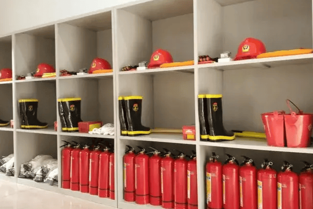 定期对用火用电,施工改造,油烟管道,防火分隔,安全疏散等风险隐患开展