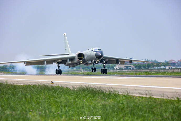 高清大图!"战神"轰-6k多区域飞行训练