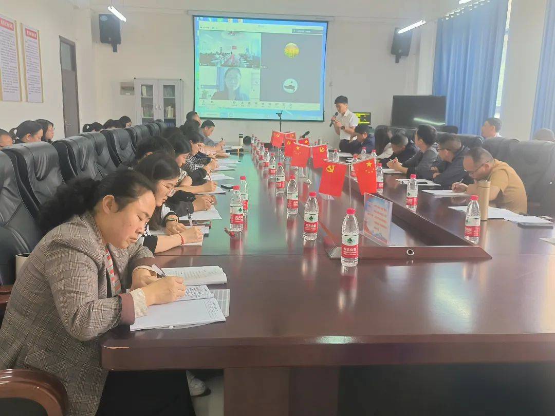 苏娅和首都师范大学附属实验学校物理教师胡博带来两场物理课例展示