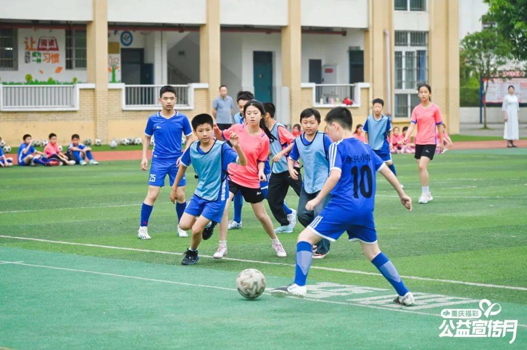 5月9日,江津区永兴小学校的体育课上,一场足球比赛激起了同学们的斗志