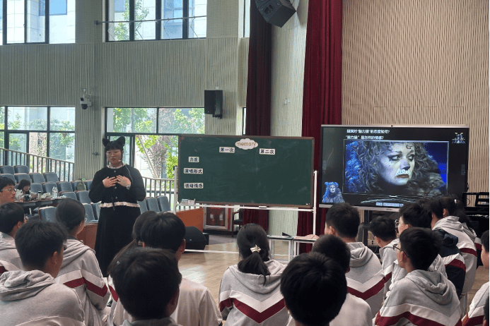 《回忆》常山县龙绕初级中学 凌涵晓05周老师的课堂则非常"特别",他从