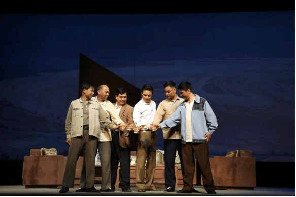 李天成》剧情简介购票方式:联系电话:0393--4414005演出地点:濮阳市