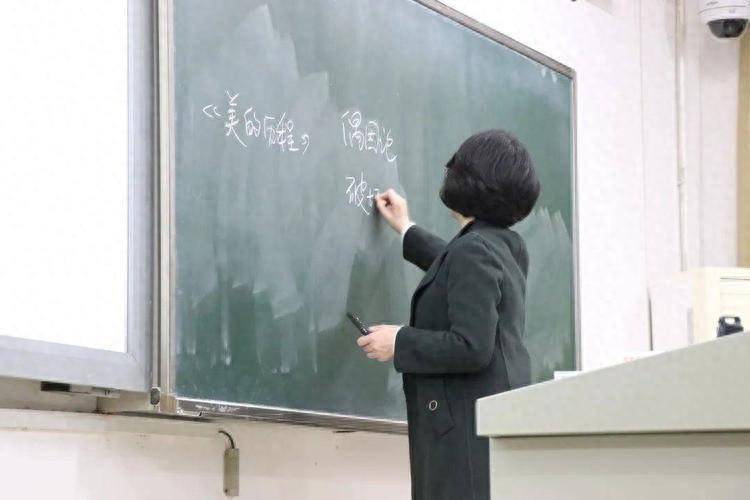 张琳,一位39岁的中学语文老师,一直以健康自豪,她既不抽烟也不喝酒