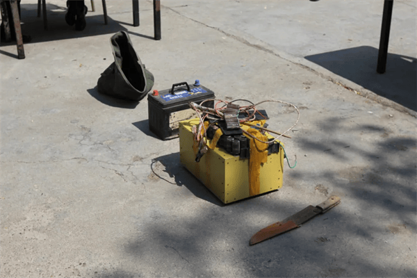 大寺林场铁佛寺护林站点附近使用电瓶,增压器,电击线等工具架设电猫