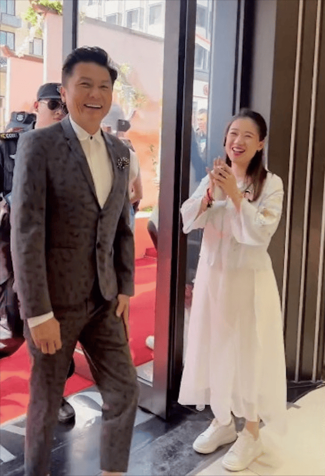 他公认靓仔愈老愈型,爸爸是牧师女儿港姐5强,车楼都写太太名