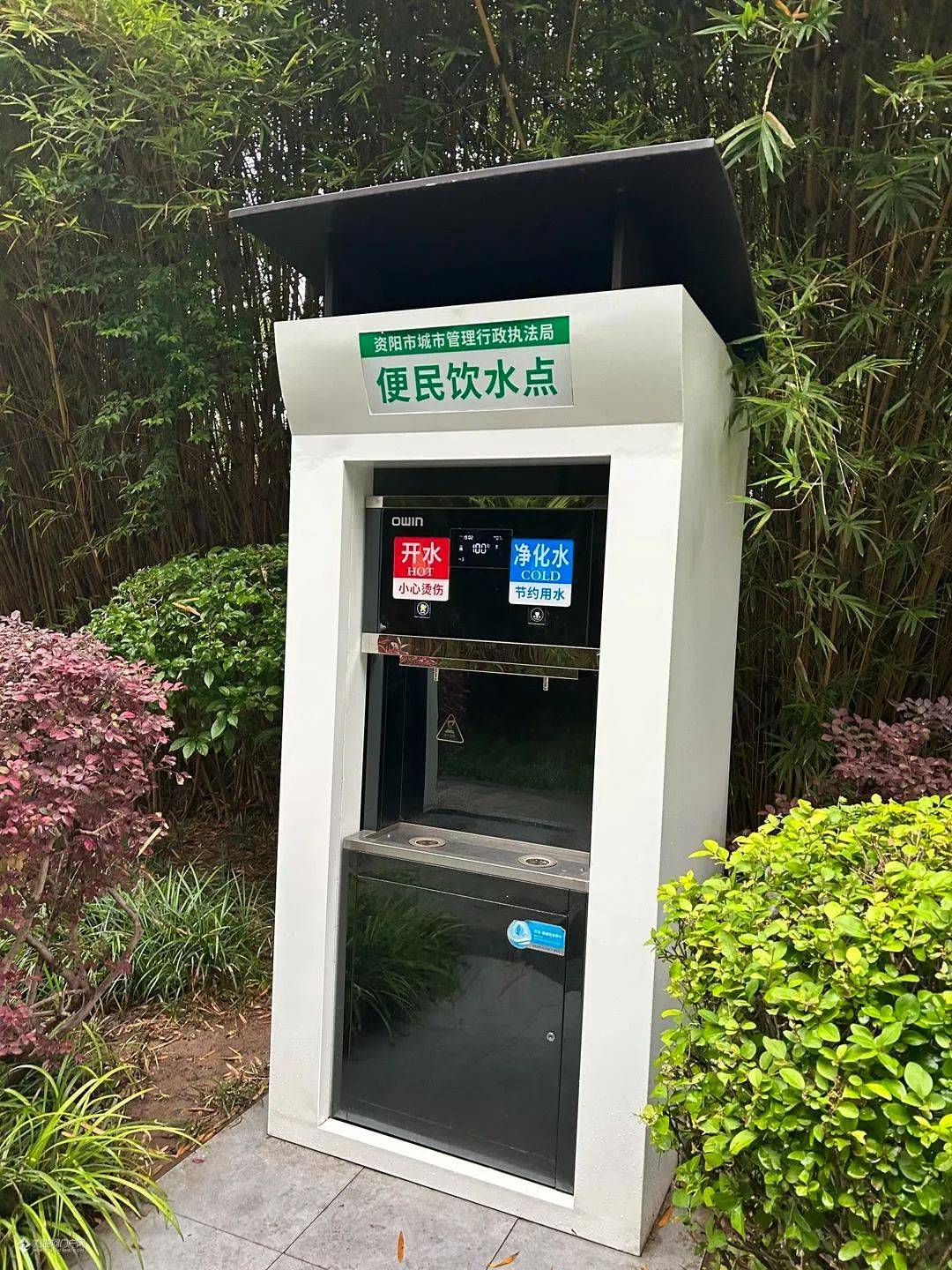 "资阳城管居然在九曲河广场设置了便民饮水点,有开水和净化水,免费喝!