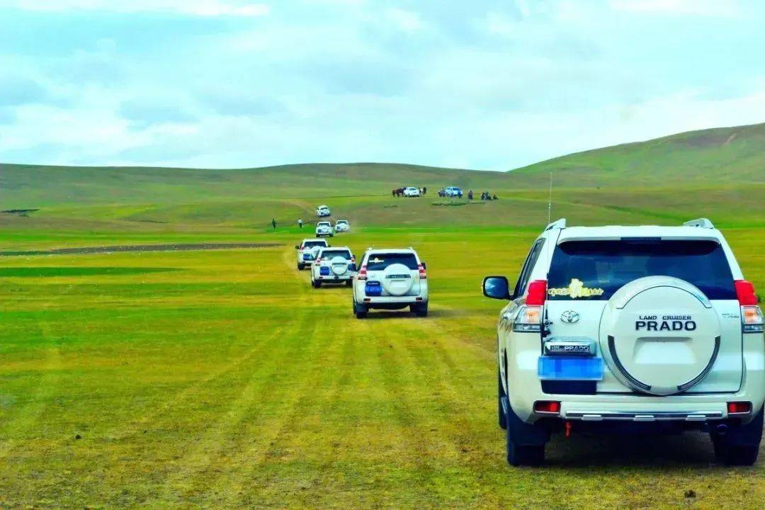 迎着朝阳,穿越湖泊,河流,来到玛瑙山寻宝,欣赏锡林九曲十八弯的绝色