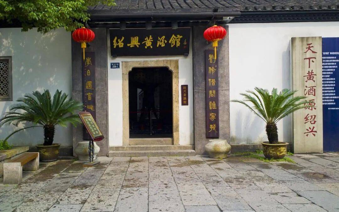 省宁波市余姚城区龙泉山北麓,阳明西路以北的武胜门西侧,即余姚寿山堂