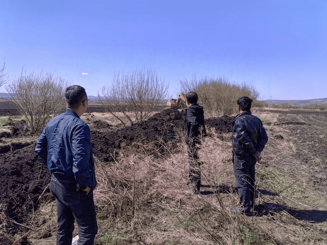 4月30日,镇政府副镇长孙兴明同志对镇内淀粉厂进行节前安全生产检查.