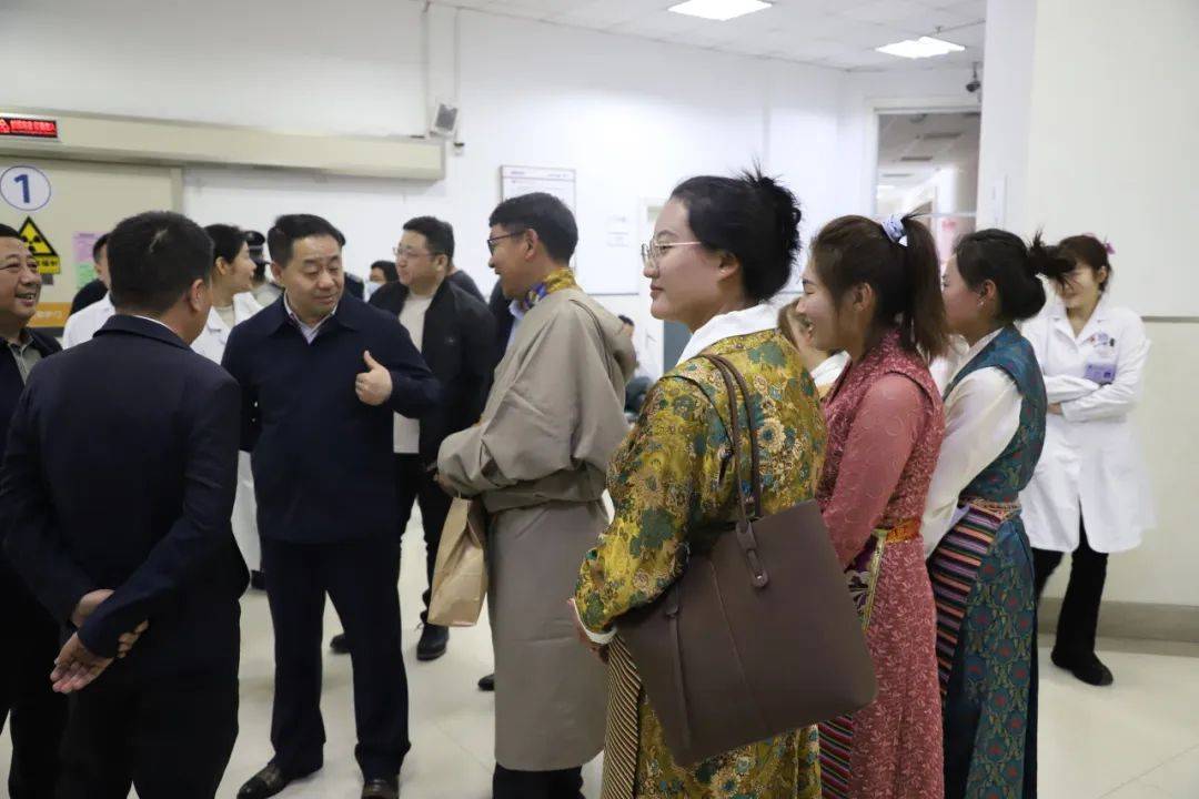 仪式结束后,代表团成员在绥化市第一医院参观交流,了解三甲综合医院的
