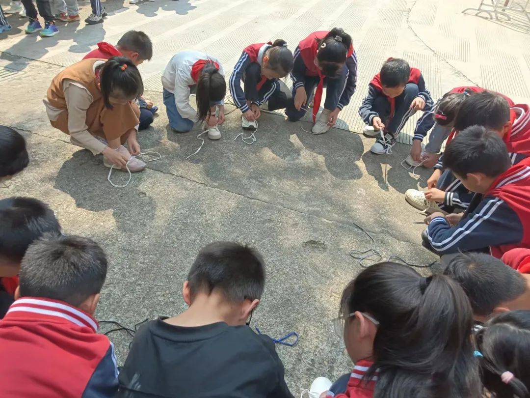 三年级——系鞋带03二年级班主任葛老师说,家长们知道有这项比赛,都很