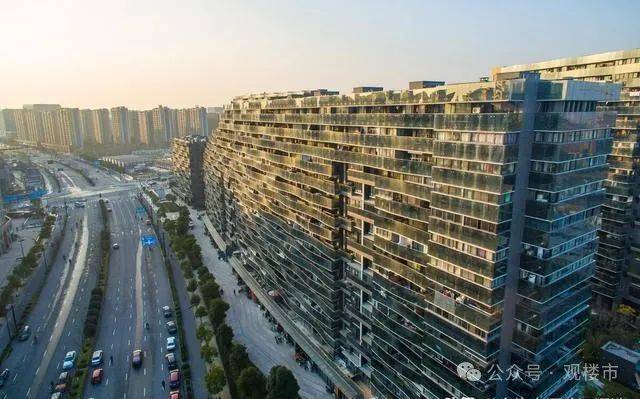 楼市出现魔幻一幕!有钱人开始抢房了?2024房地产2大新趋势_城市_数据_小米