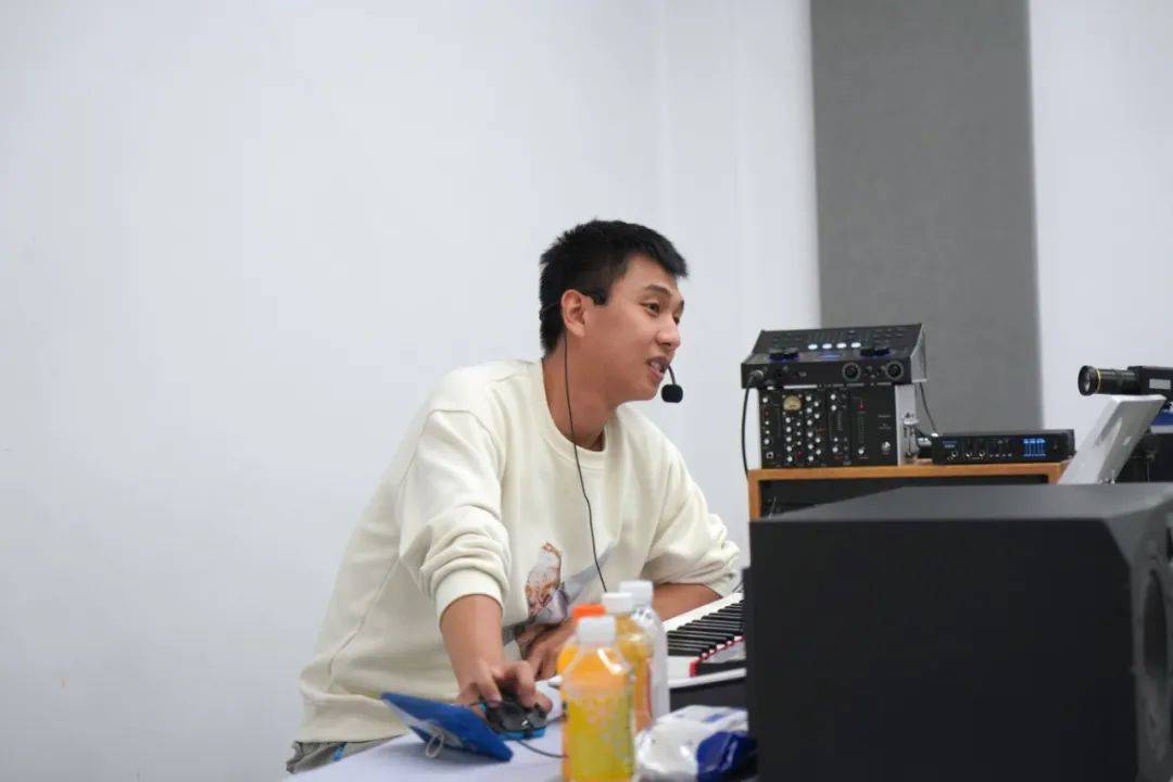 第五晚,张振坤老师带领学员们探索ai配乐创作的奥秘,学习如何通过音乐