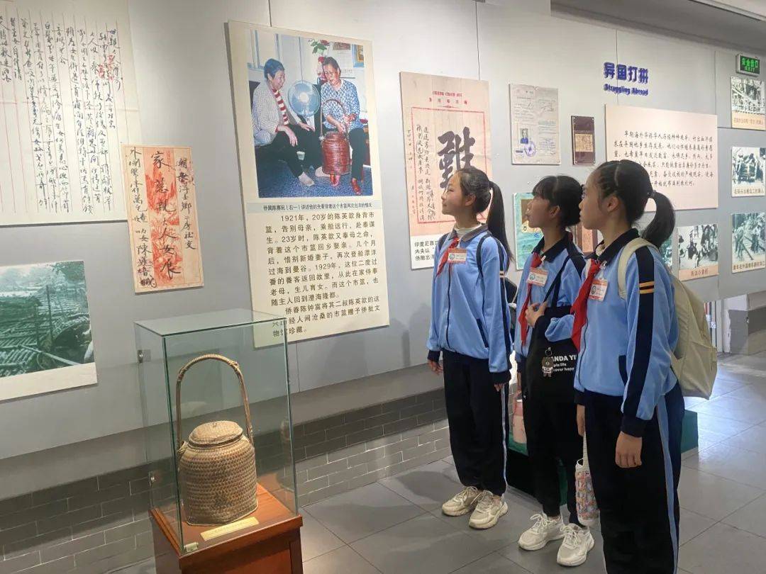 孩子们一进侨批馆,立刻被琳琅满目的侨批吸引住了,被浓浓的侨情深深地