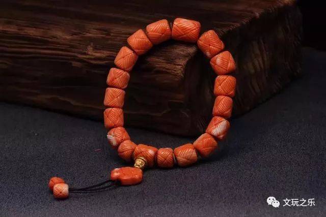 仔细看红珊瑚上面有一些白色,一看就是天然未优化之物,虽品级中等但也