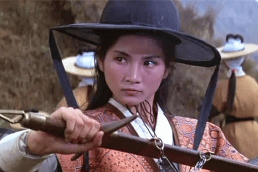 1963年郑佩佩考入南国实验剧团,毕业后进入邵氏公司成为演员,1966年