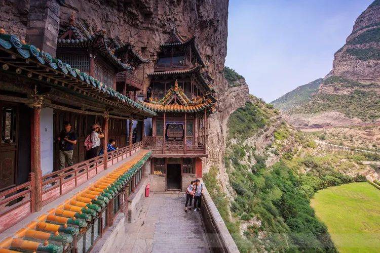 顶平坦如台因五峰巍然矗立中国唯一兼有汉地佛教和藏传佛教的道场中国