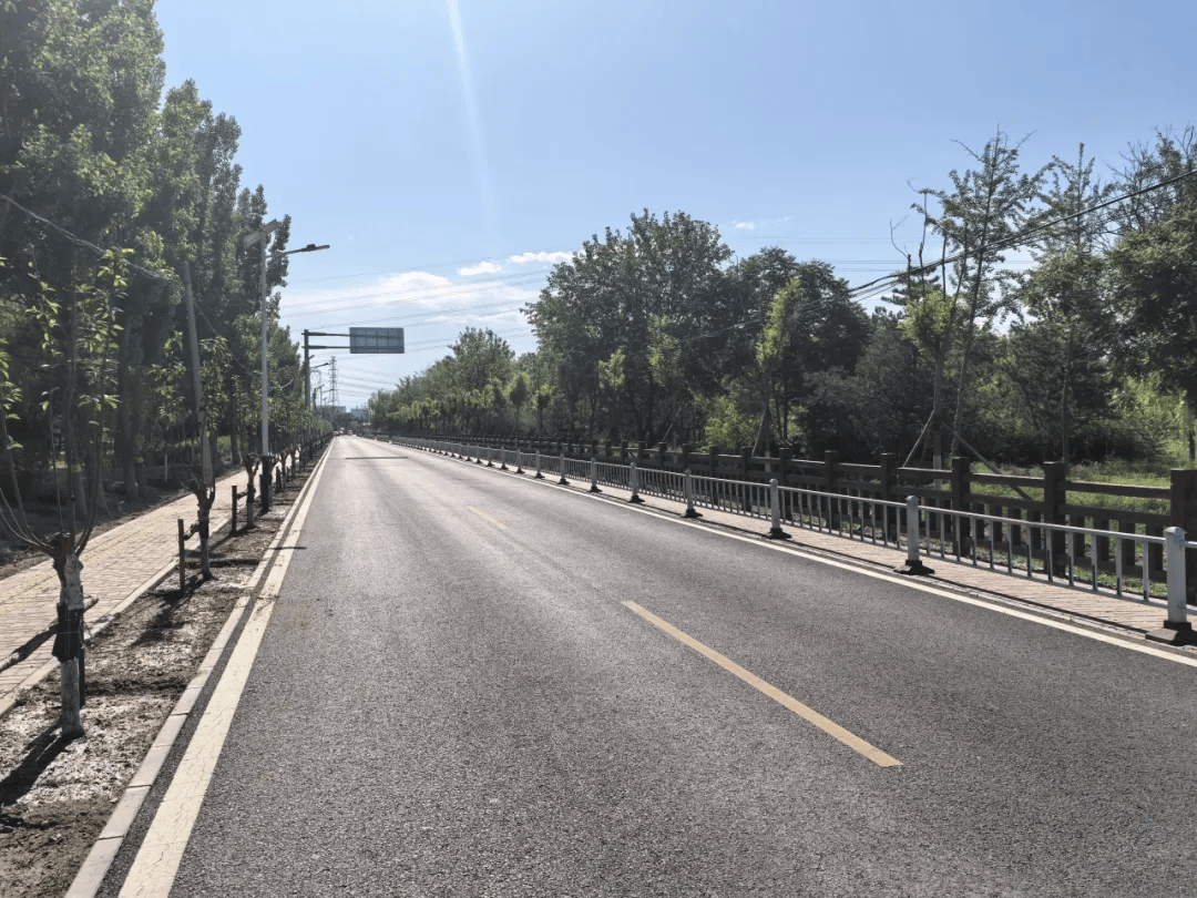 改造后的通州区台湖镇周坡路/记者拍摄"这条路修之前就是中间一条道