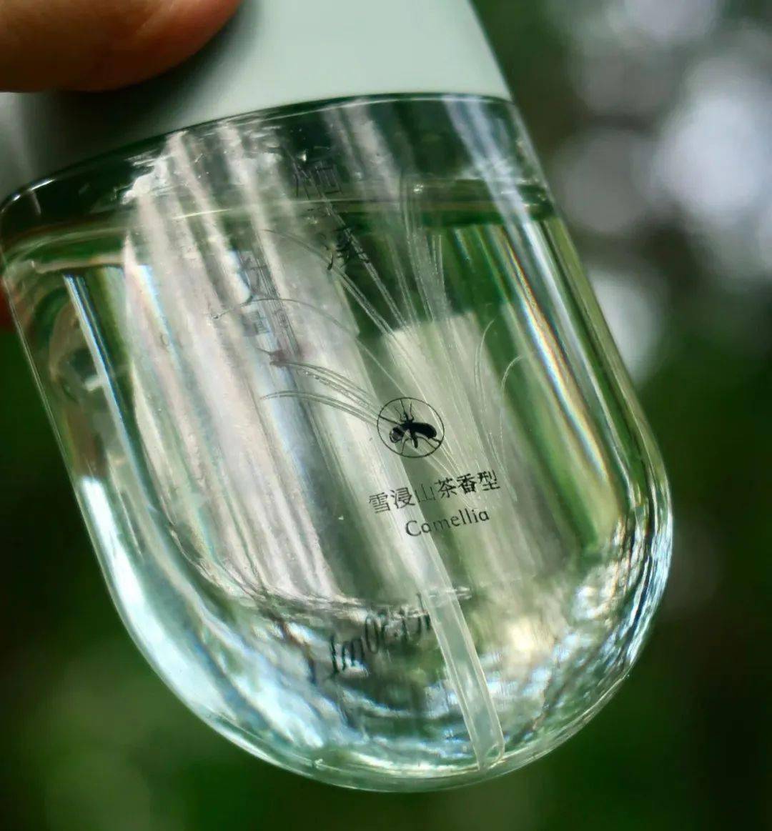 *瓶身上的图案就是香茅草.