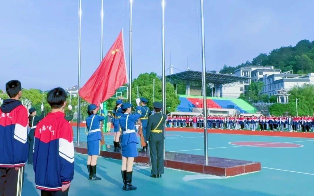 他们用行动默默守护心中的那一抹鲜红——记淮南师范学院国旗护卫队的