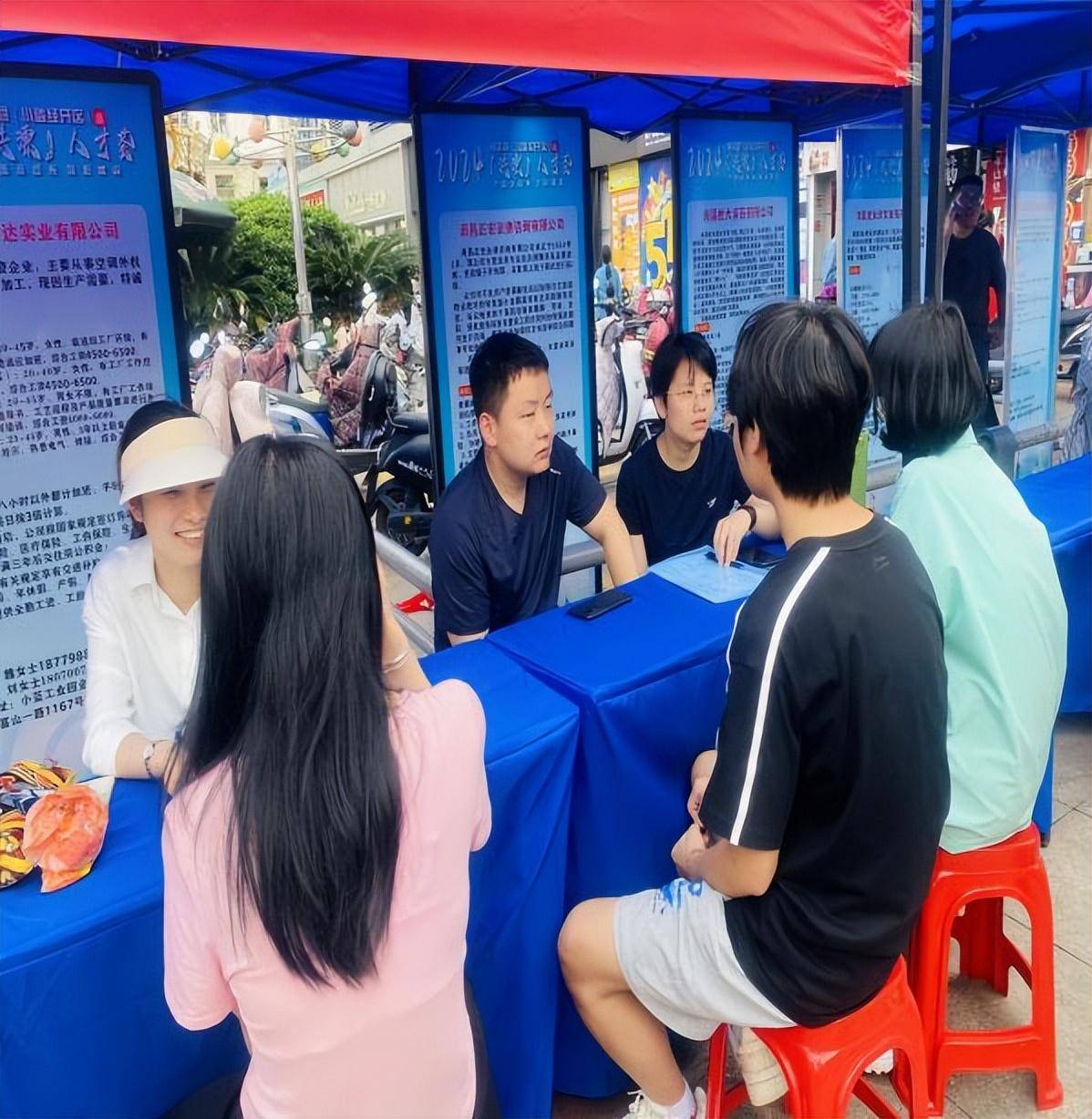 2024年"洪漂人才荟"南昌县(小蓝经开区)维也纳广场招聘会如期举办