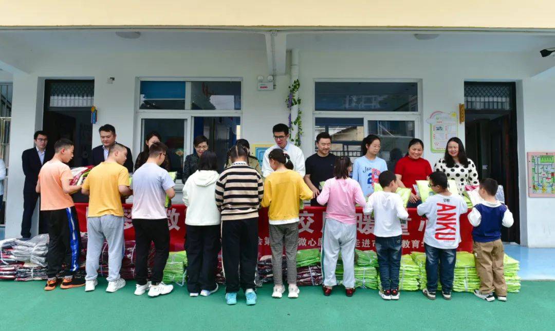 5月11日上午,在安徽宣城宁国市,社会爱心人士为残疾学生捐赠校服仪式