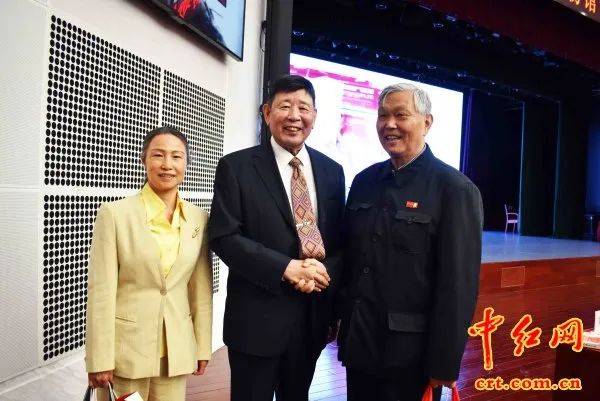 (金梅摄)自左至右:罗援少将,罗挺少将,肖裕声少将,罗振,刘蒨,在一起