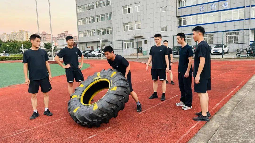 青年民警进行警体训练下一步庐江监狱将继续创新载体,拓展平台把青年