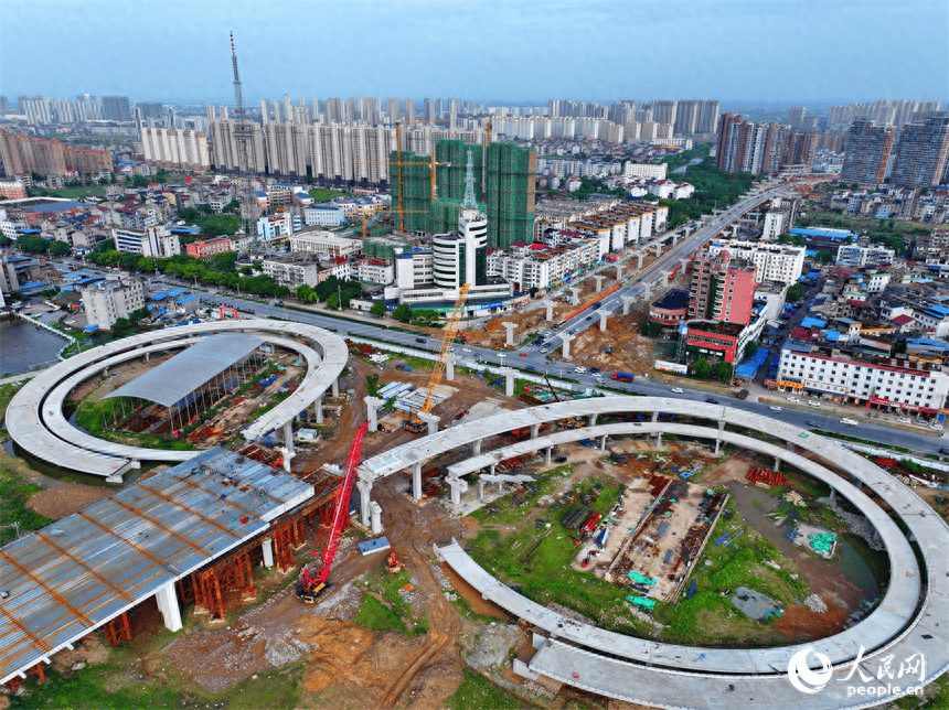 丰城市紫云大桥施工现场,建设者在加紧进行主缆和桥板安装施工.