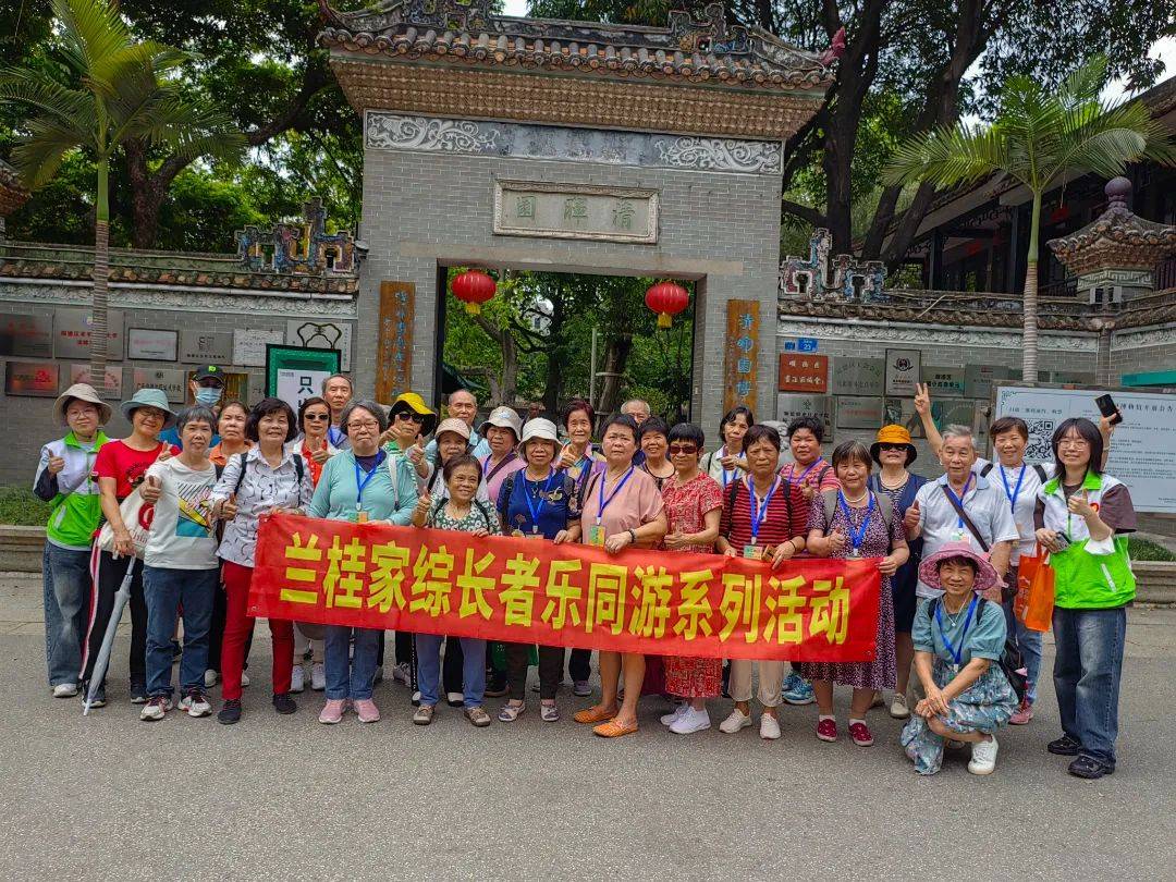 在顺德新地农场,长者们跟随社工和志愿者细赏花场,草地,农田蔬果,在