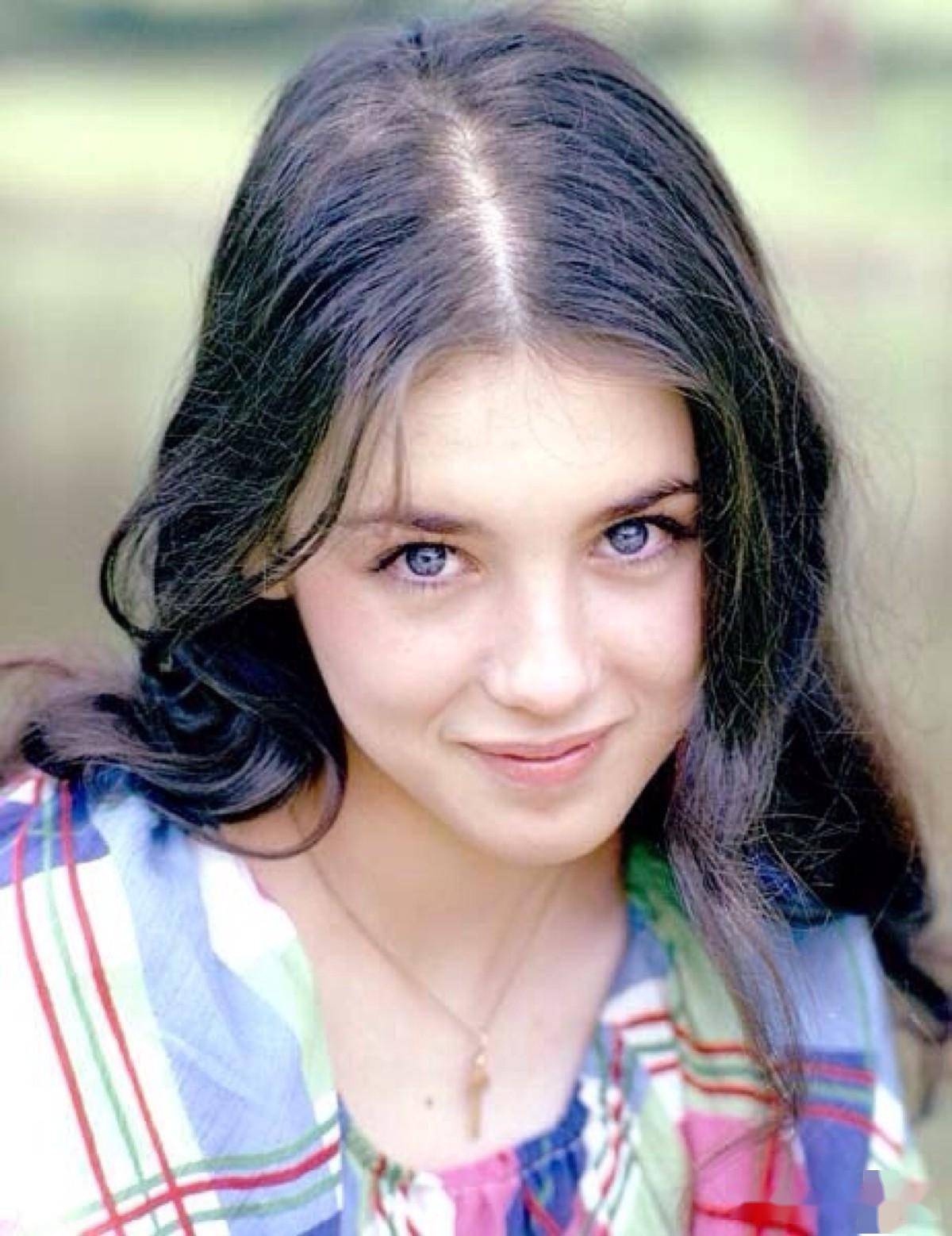 苏菲玛索57岁未婚,不遮皱纹优雅变老,比模样大变的阿佳妮好看