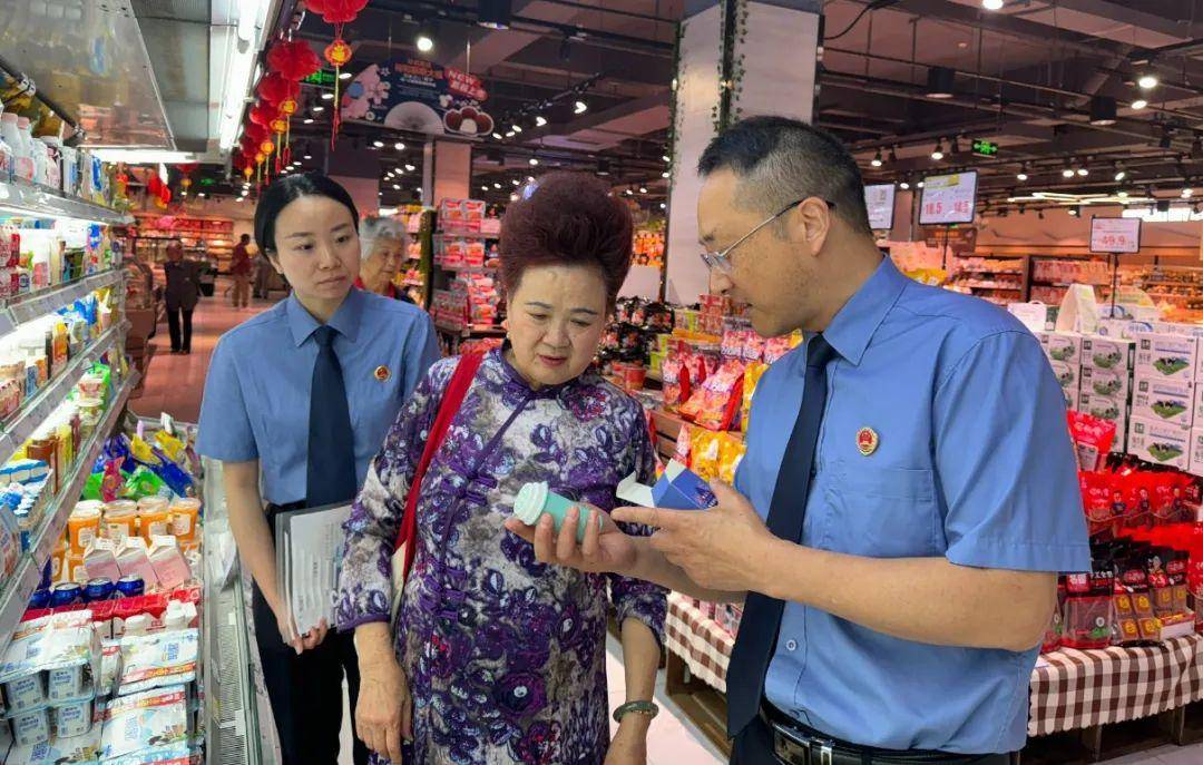 4月15日至19日,四川省峨眉山市检察院组织干警走进大型商场,超市,开展