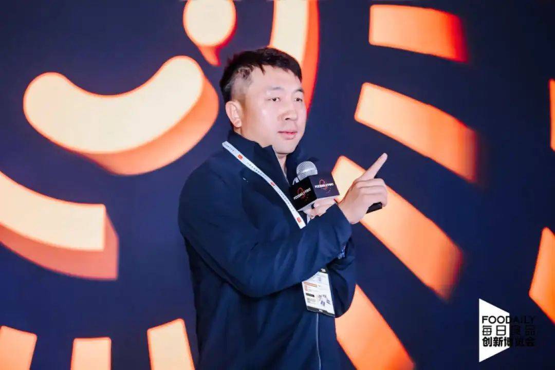 以下为会议精彩内容回顾:1社区店场景化零食增长新势能来伊份董事长