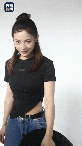 但因为身材高挑,气质出众,老师挑中了她演小生.