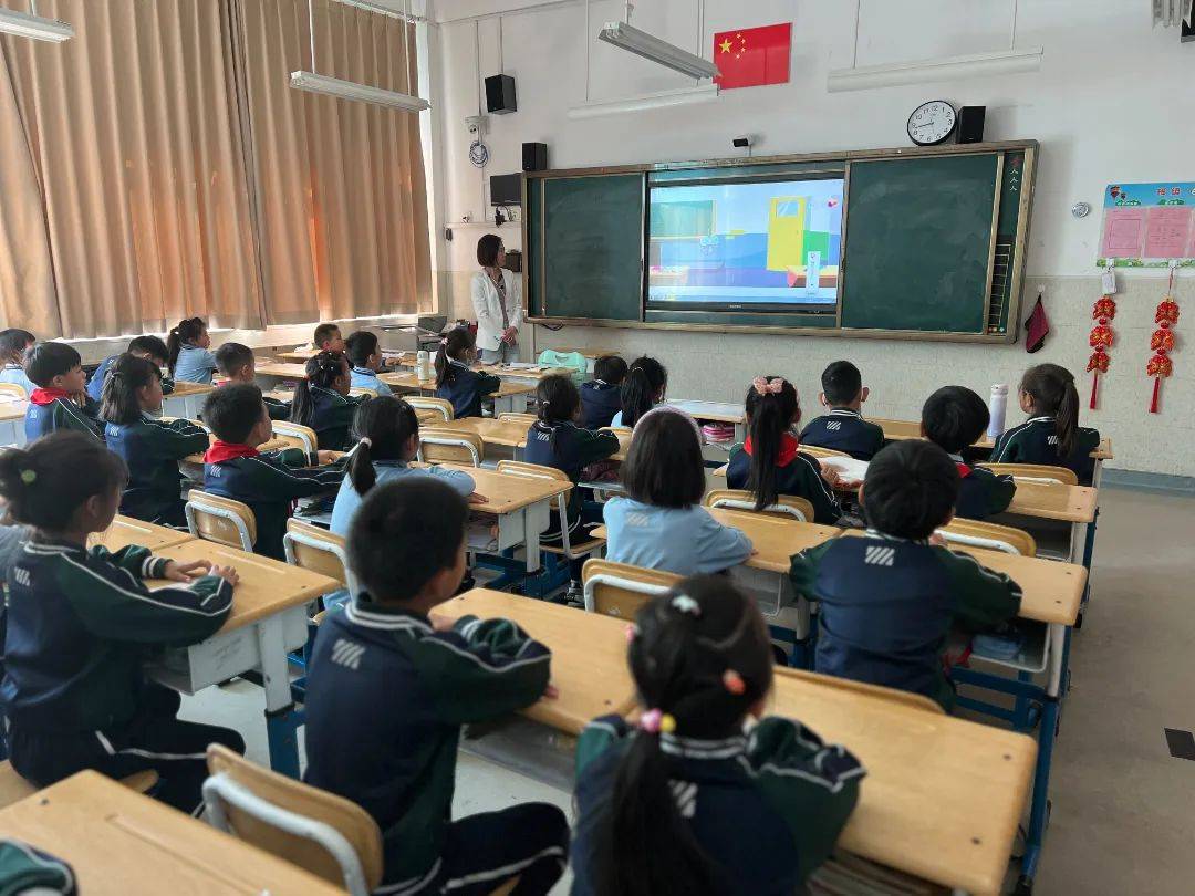 以"练"筑防 临"震"不慌 ——青岛市崂山区育才学校(小学部)开展防震