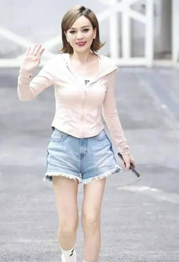 雪姨王琳参加浪姐现场生图曝光,和精修有差距,本人身材很棒