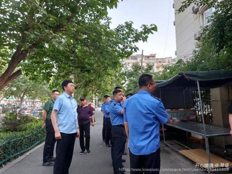 裕东片区内多条道路的占道经营,店外外摆现象进行巡查督导,城管局局长