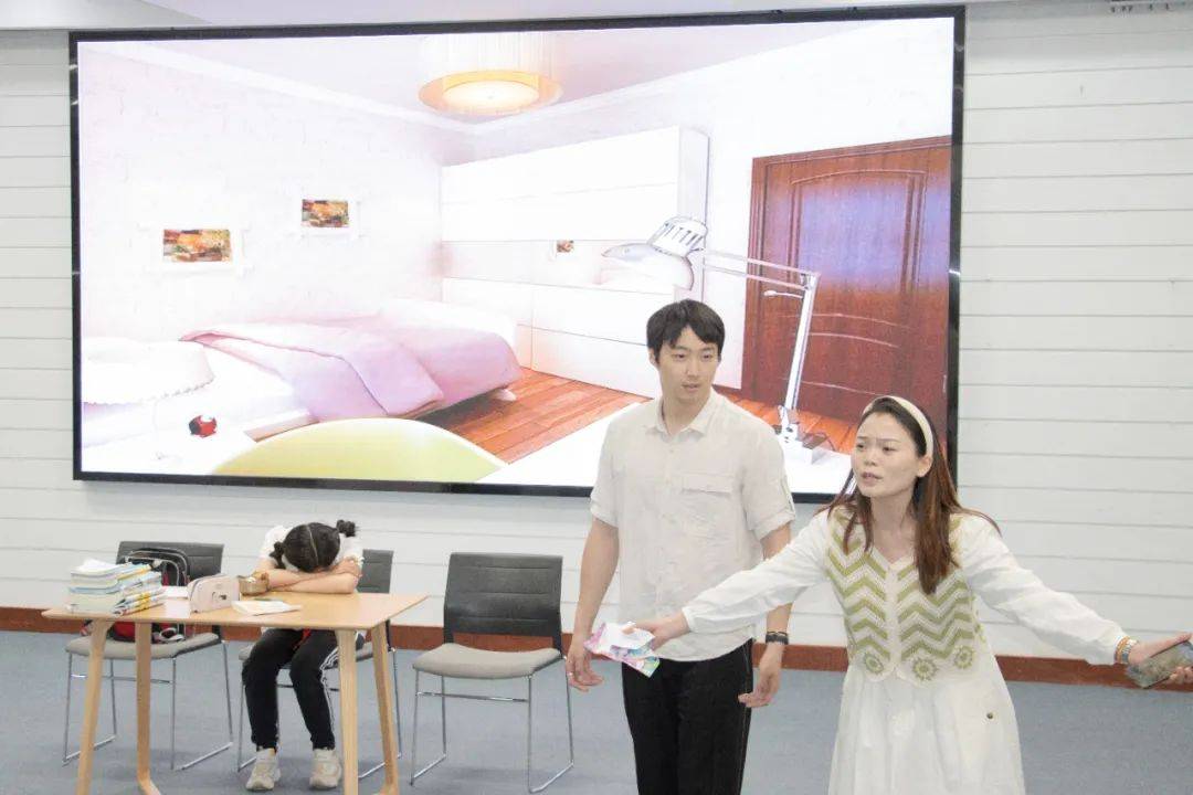 接着,陈晓丹,赵轩宸老师和五(4)班的施燕来,张袁泽带来的情景剧《都是