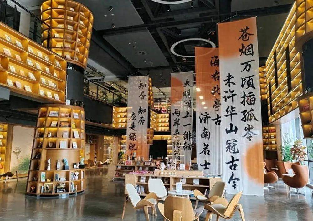 不贵书店的书不贵,而且每一本都是老板精挑细选过的,时常在朋友圈看到