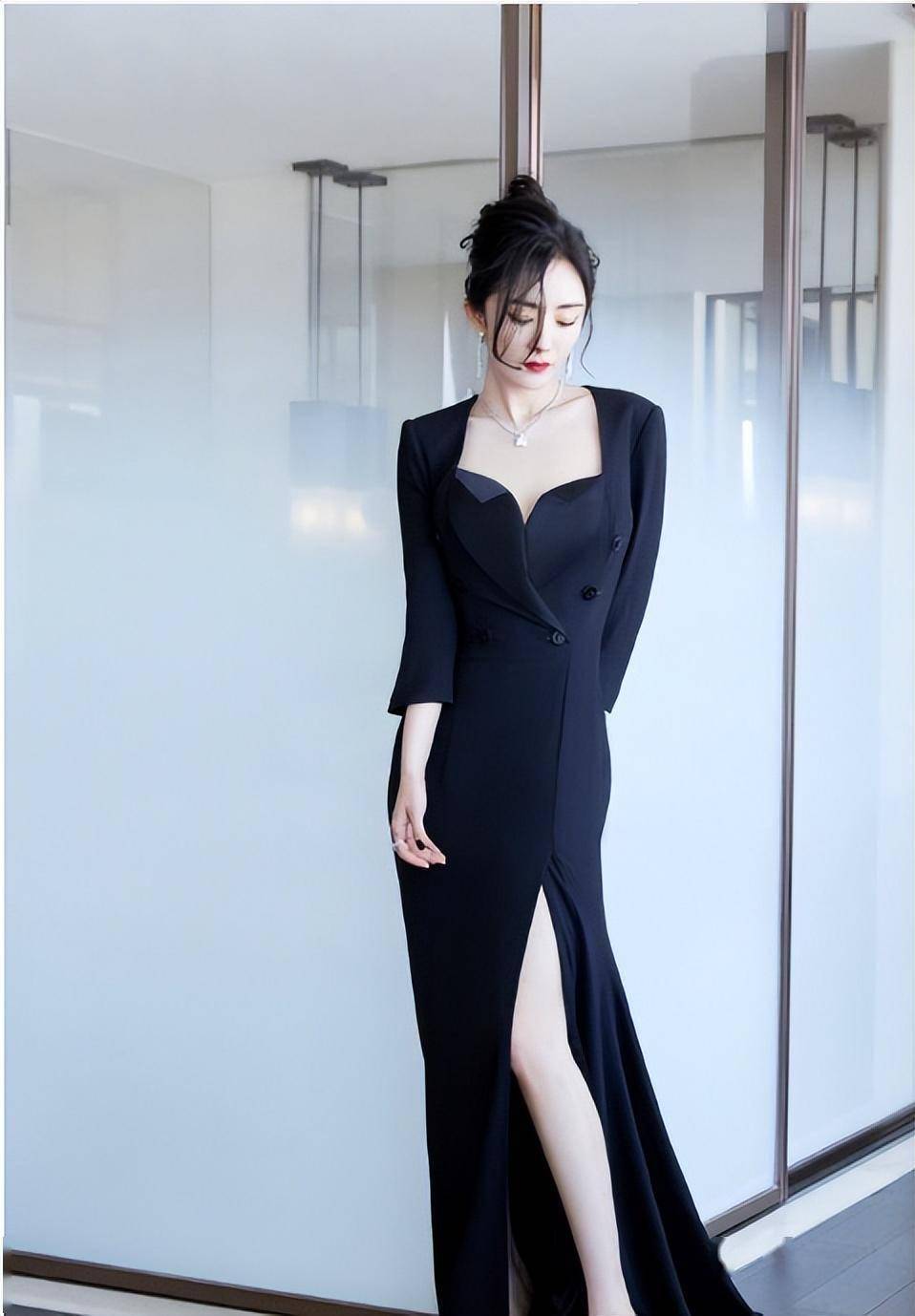 杨幂这衣服太小了吗?怎么有点勒啊!还是因为大幂幂身材太好了?