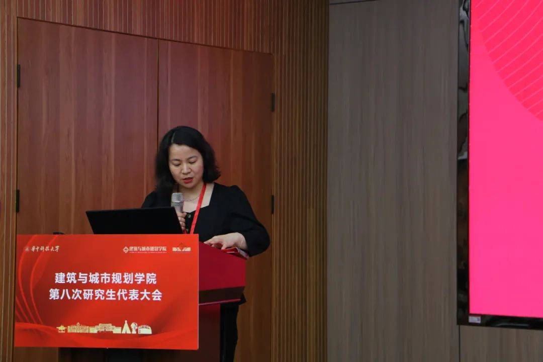 建规学院办公室主任李梦晨老师回复学院建设类代表提案.